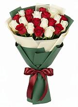 Букет Микс из красных и белых роз в Шудаяге