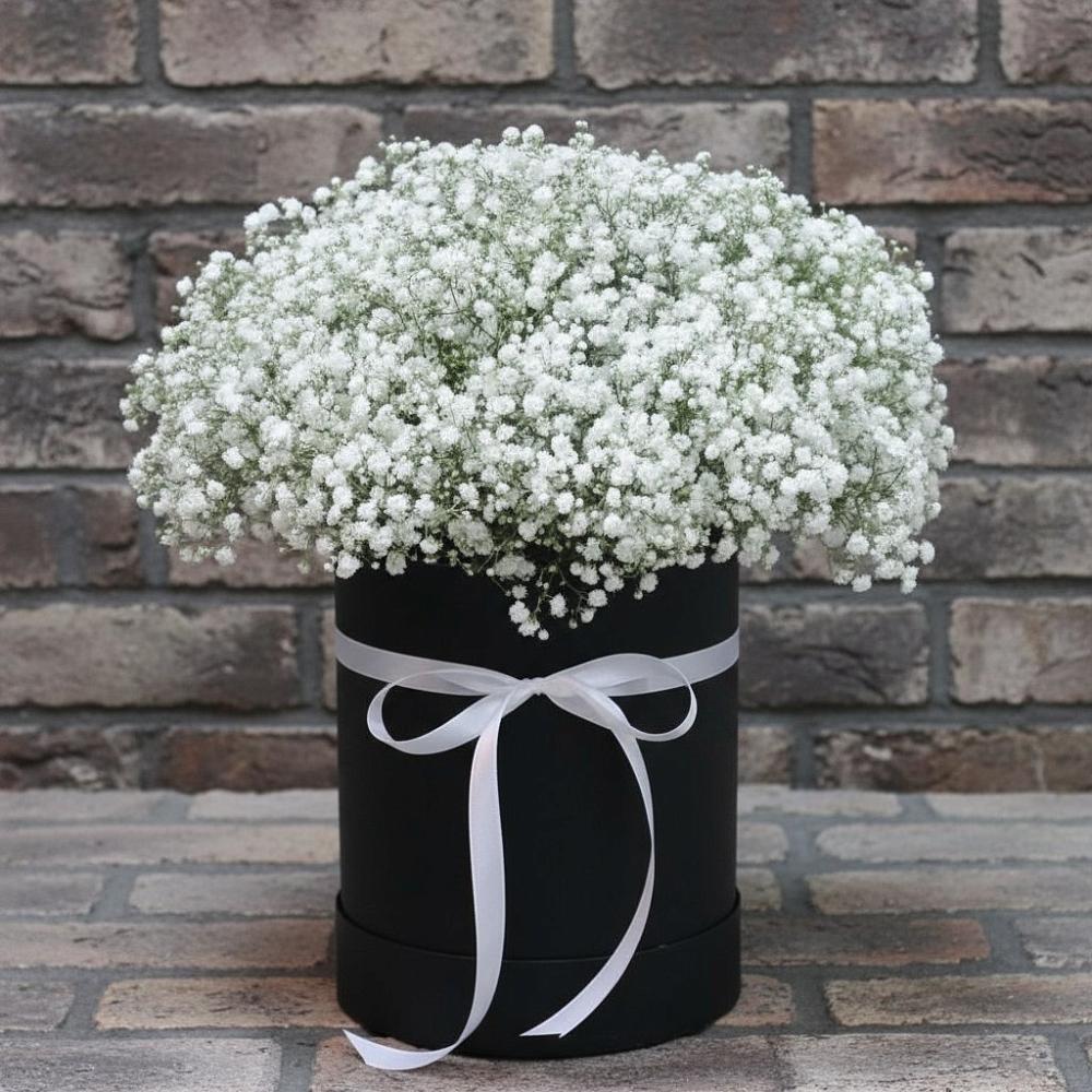 Цветочная композиция из Гипсофила в шляпной коробке в Шудаяге