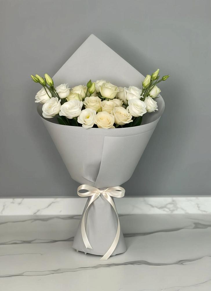 Букет цветов из: Розы и Лизиантусы в Шудаяге