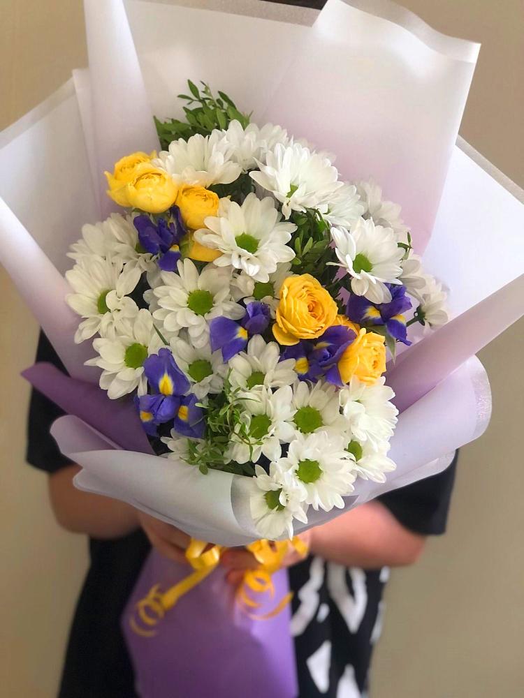Букет цветов из: Ирисы, Хризантемы и Розы в Шудаяге