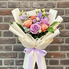 Букет цветов из:  Лизиантусы и Розы в Шудаяге