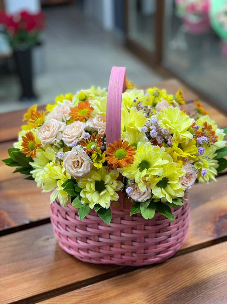 Цветочная композиция из Хризантемы и Розы в корзине в Шудаяге