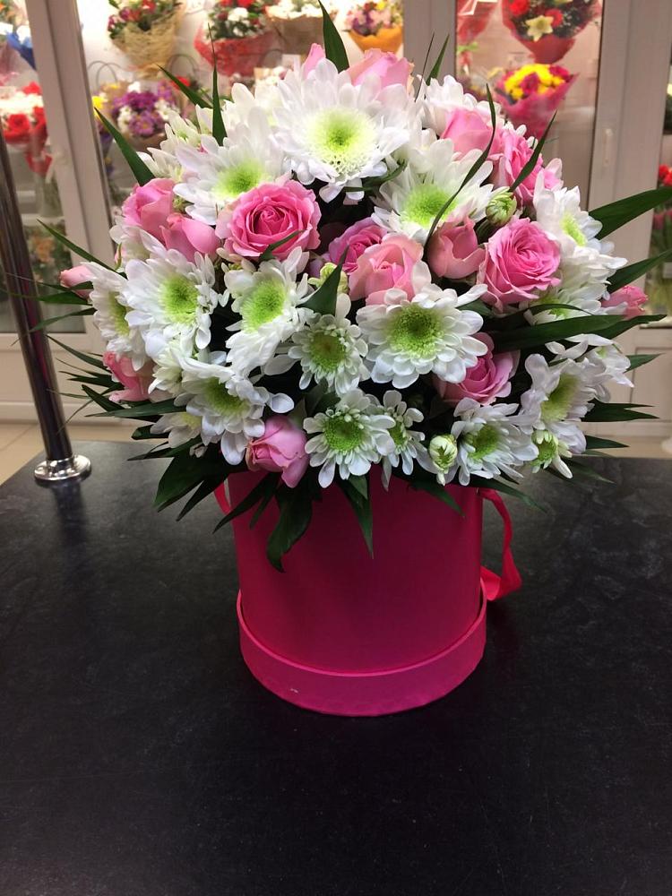 Цветочная композиция из Розы и Хризантемы в шляпной коробке в Шудаяге