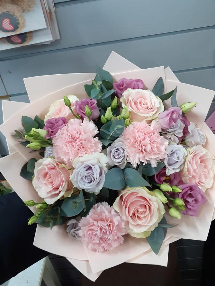 Букет цветов из: Розы, Гвоздики и Лизиантусы в Шудаяге