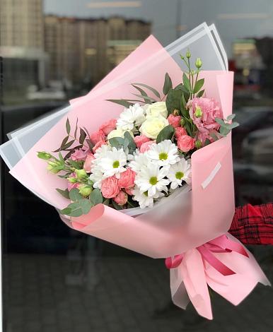 Букет цветов из: Розы, Лизиантусы и Хризантемы в Шудаяге