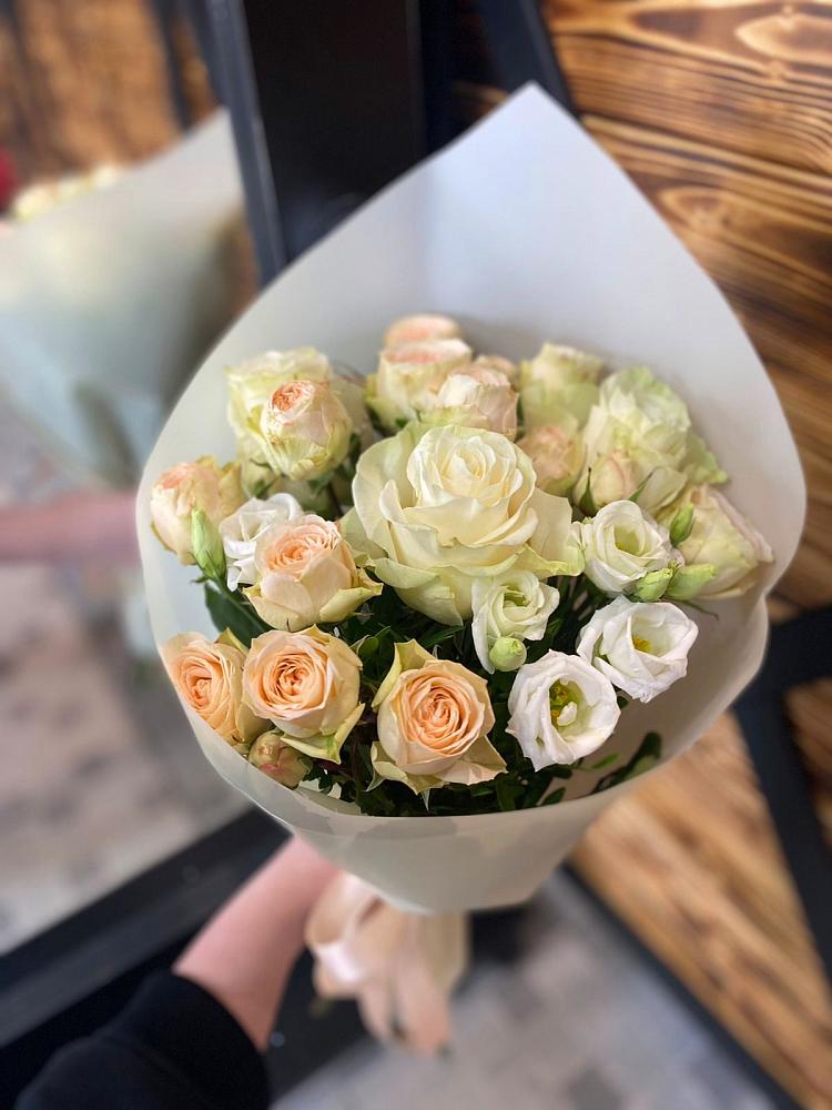 Букет цветов из: Розы и Лизиантусы в Шудаяге